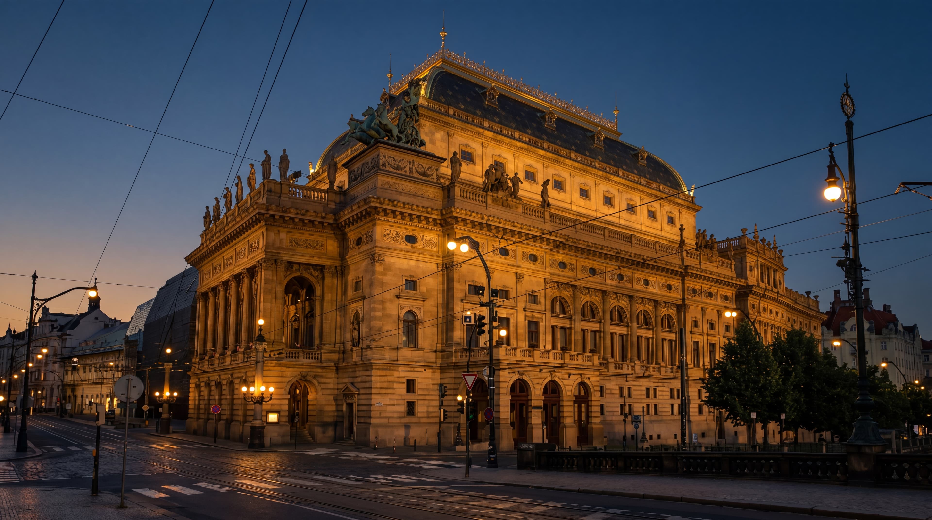 Národní divadlo v Praze za soumraku