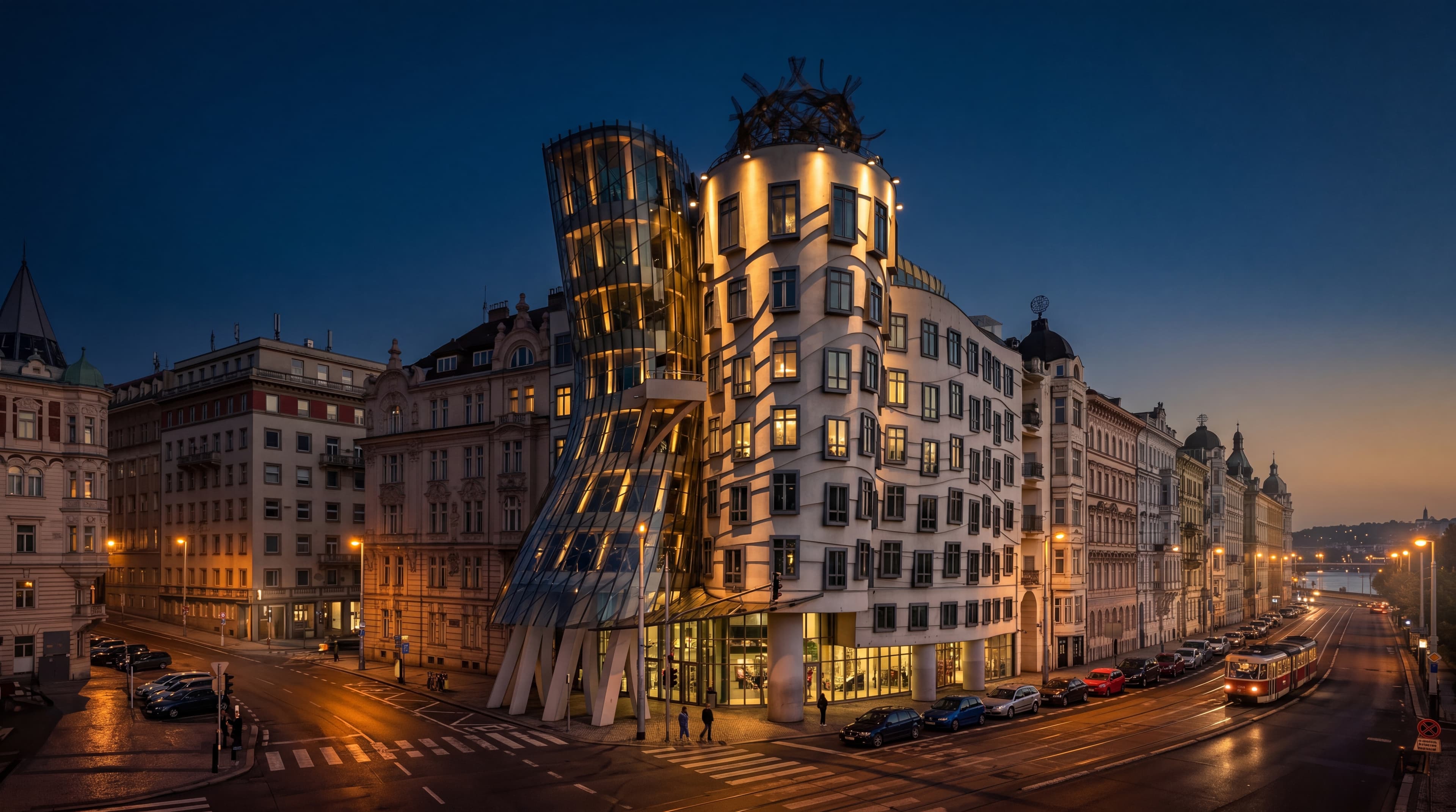 Tančící dům v Praze za soumraku