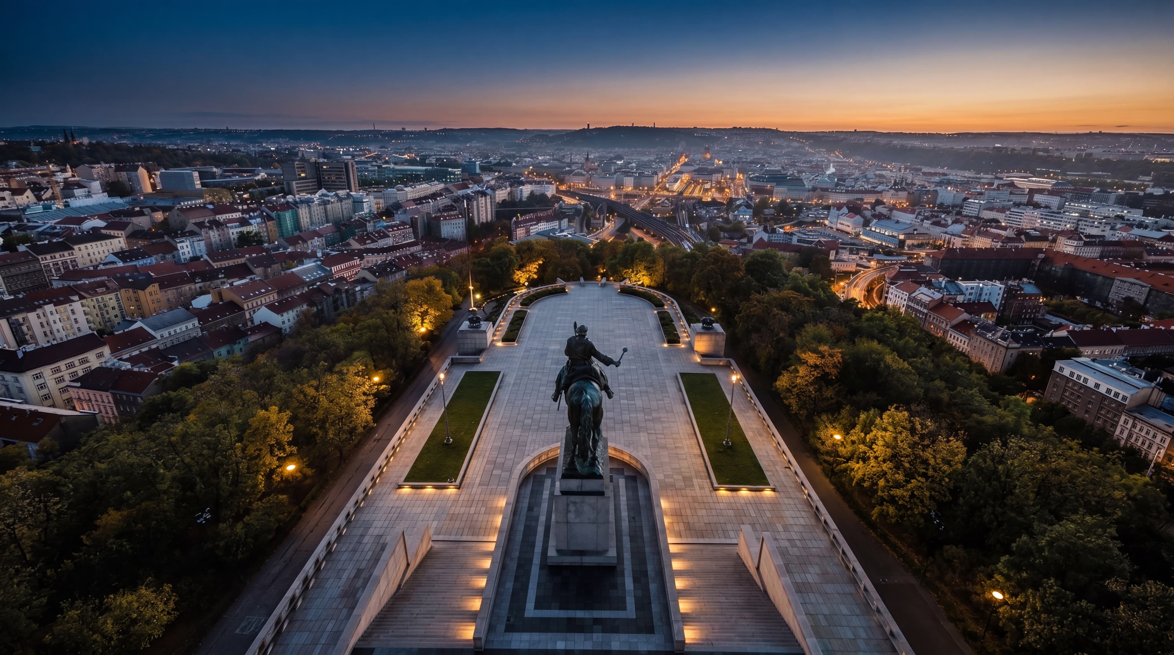 Národní památník na Vítkově v Praze za soumraku